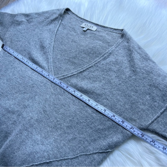 WYATT Collection 100% Cashmere Knit Sweater Sz S Asymmetrical Hem V Neck Grey - Picture 6 of 17